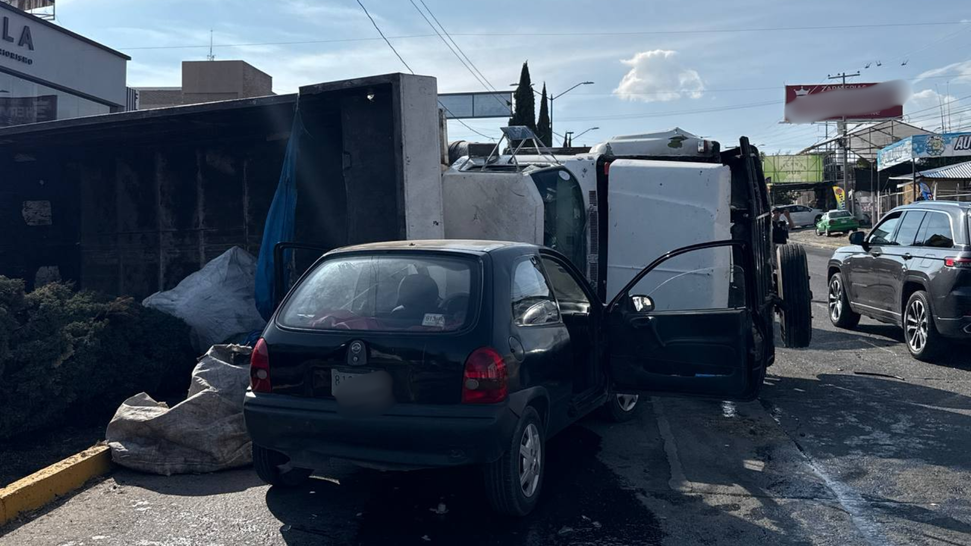 Camión sin frenos vuelca en bulevar Insurgentes en León y provoca ...