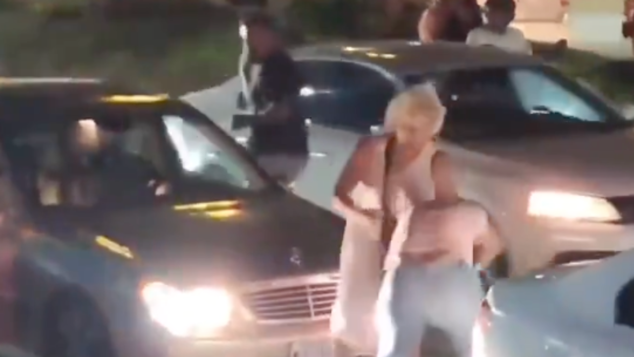 IMÁGENES FUERTES: Captan pelea entre adultos mayores y jóvenes en Acapulco; detuvieron el tráifico