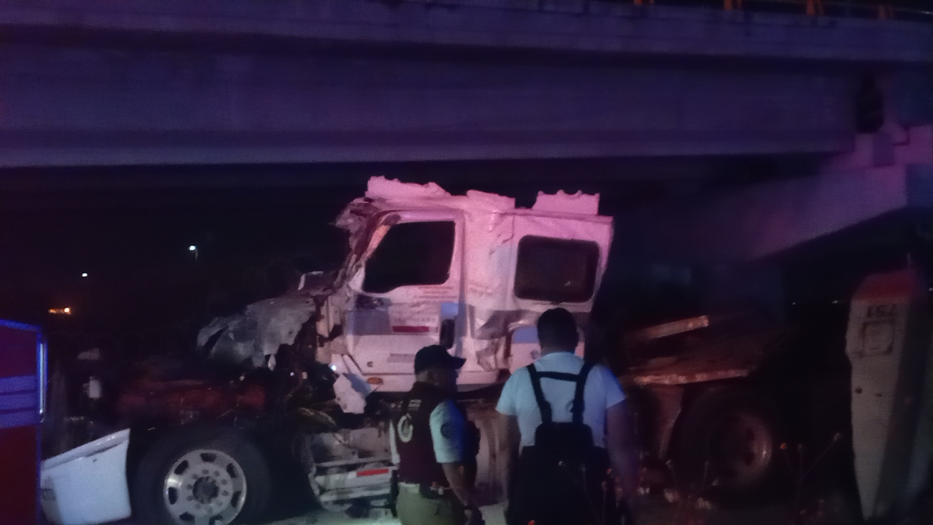 Tráiler cae de un puente en Circuito Exterior Mexiquense y Río de los ...