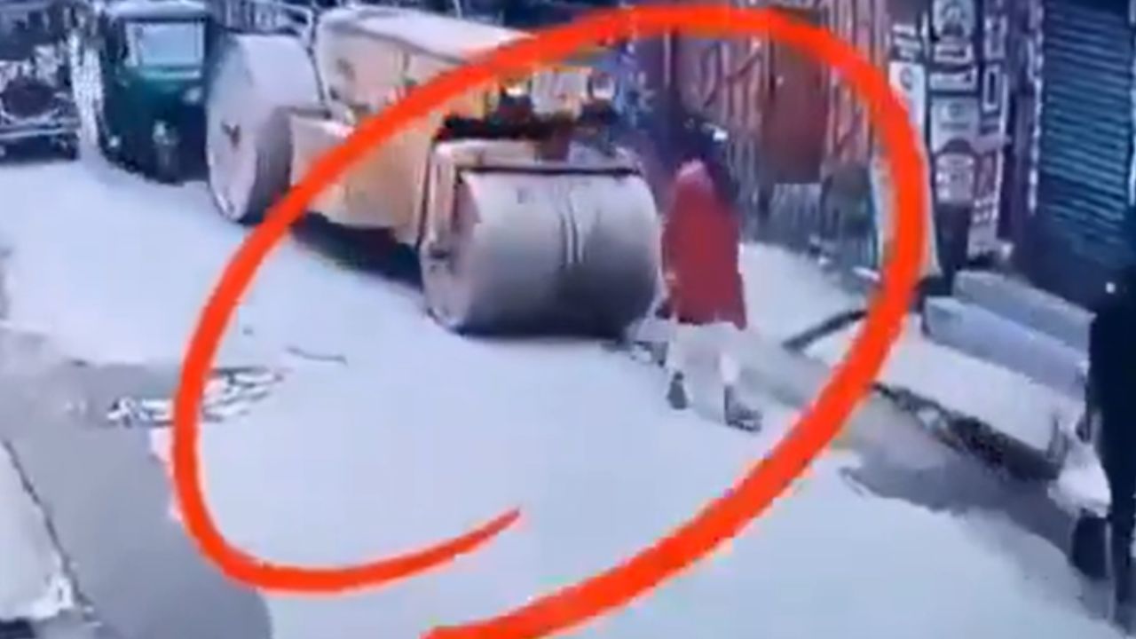 VIDEO FUERTE: Hombre muere arrollado por una aplanadora; así se vio el momento