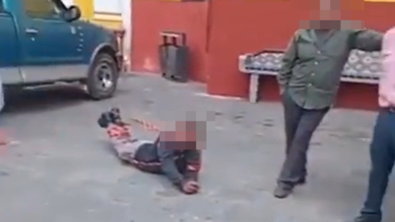 Vecinos detienen y amarran a presunto ladrón de bicicletas en San Luis Tehuiloyocan, Cholula