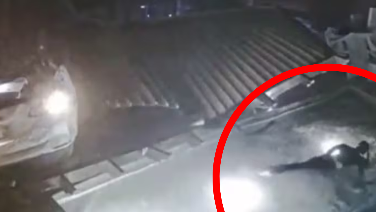 ¡Captado en cámara! Mujer en Las Vegas choca contra una pared y se salva por un milímetro de la muerte gracias a una piscina