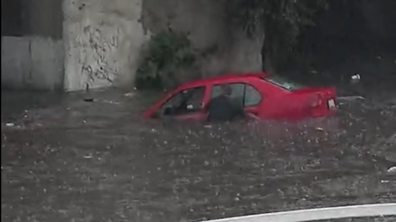 VIDEO: Intensa lluvia en Puebla deja un automóvil atrapado bajo el puente de la autopista México-Puebla hoy 13 de mayo de 2026