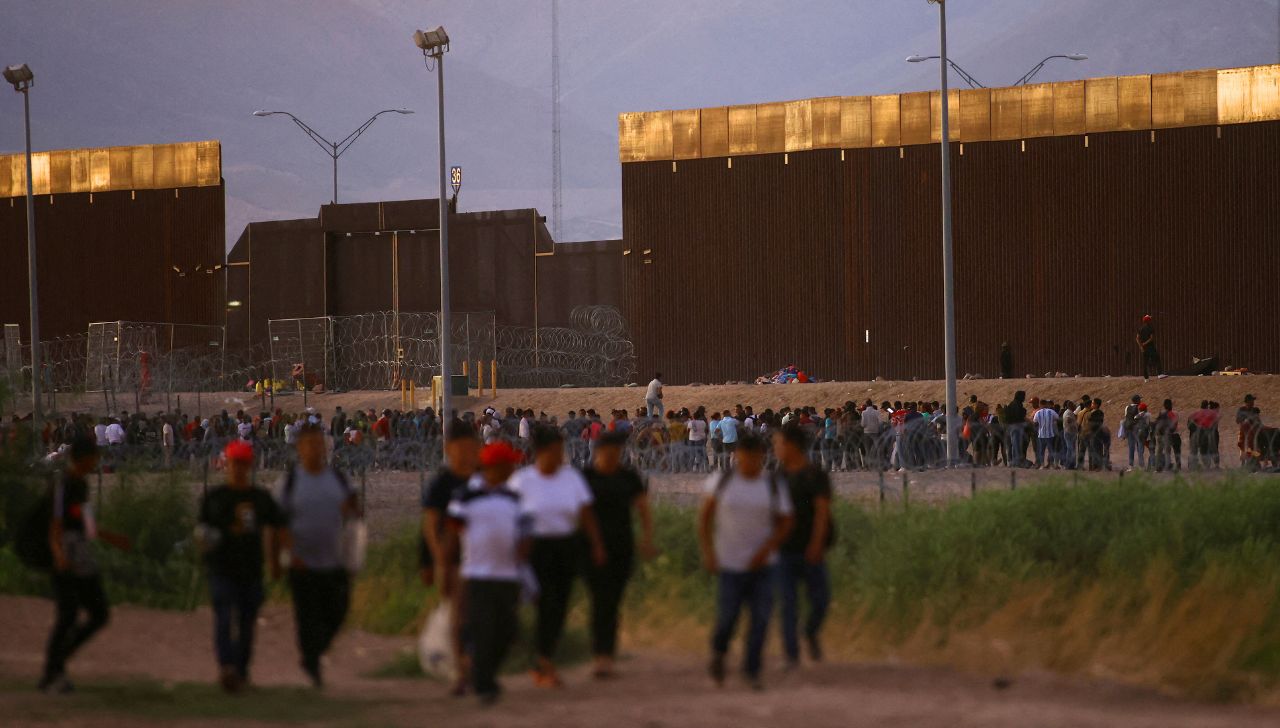 Miles de migrantes llegan a Eagle Pass pese a los riegos; afecta a Ferromex