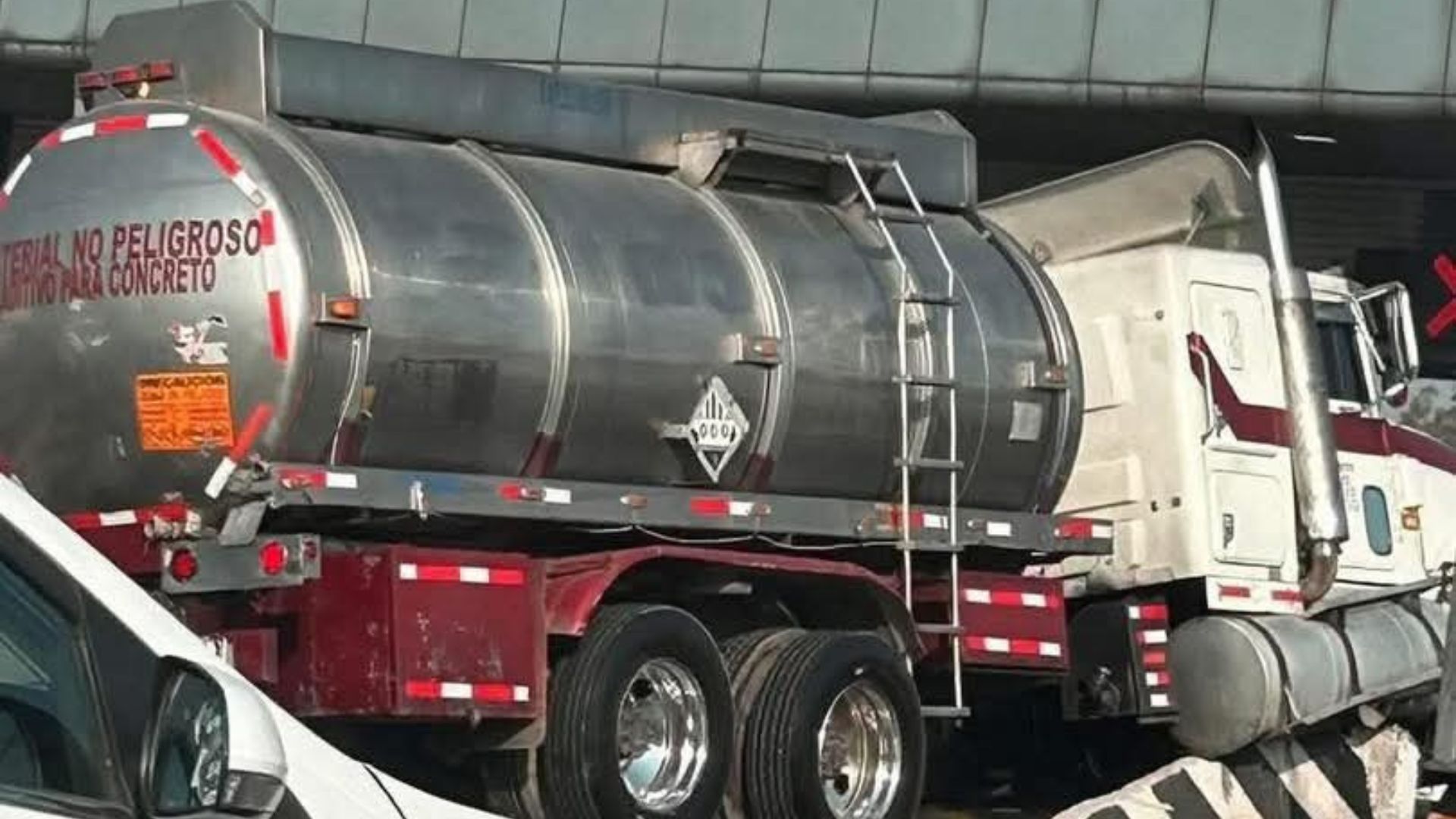 Derrame de diésel tras accidente genera afectaciones en la México–Querétaro