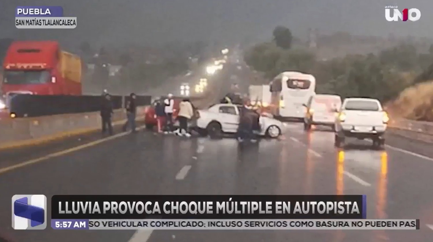 Lluvia provoca choque múltiple en autopista México-Puebla