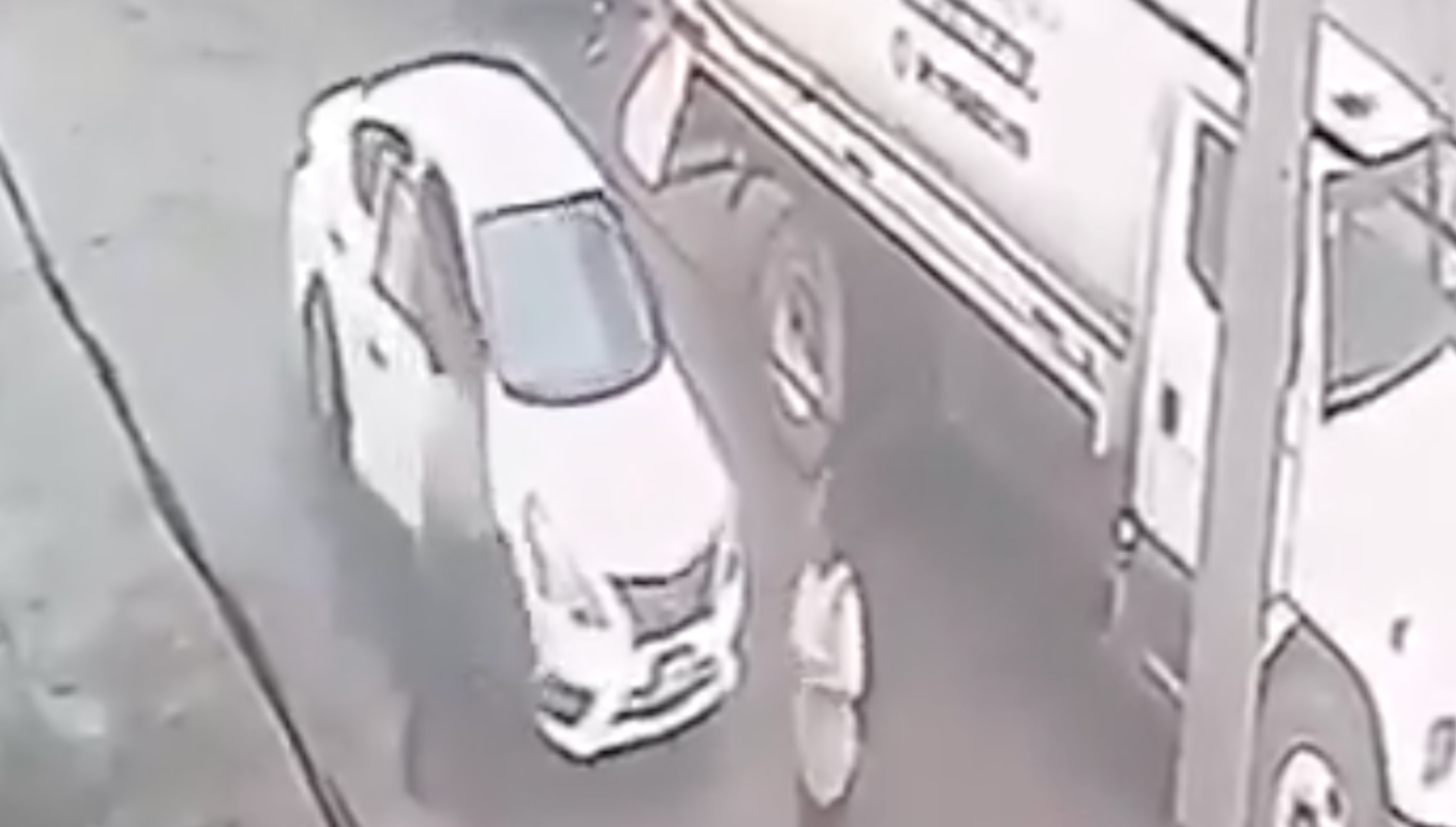 IMÁGENES SENSIBLES: Muere mujer tras ser atacada con machete por su esposo; captan momento exacto