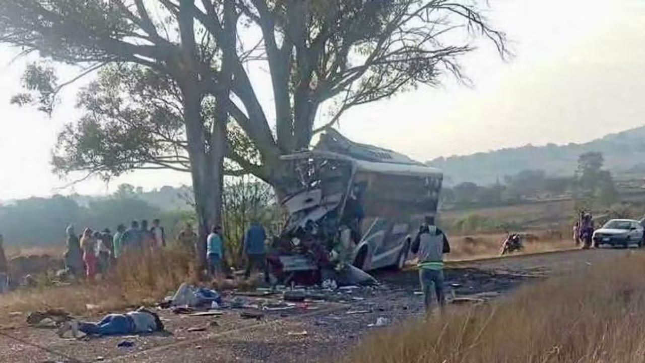 VIDEO FUERTE: Choque en Amealco deja al menos nueve fallecidos HOY miércoles; conductor presuntamente se quedó dormido