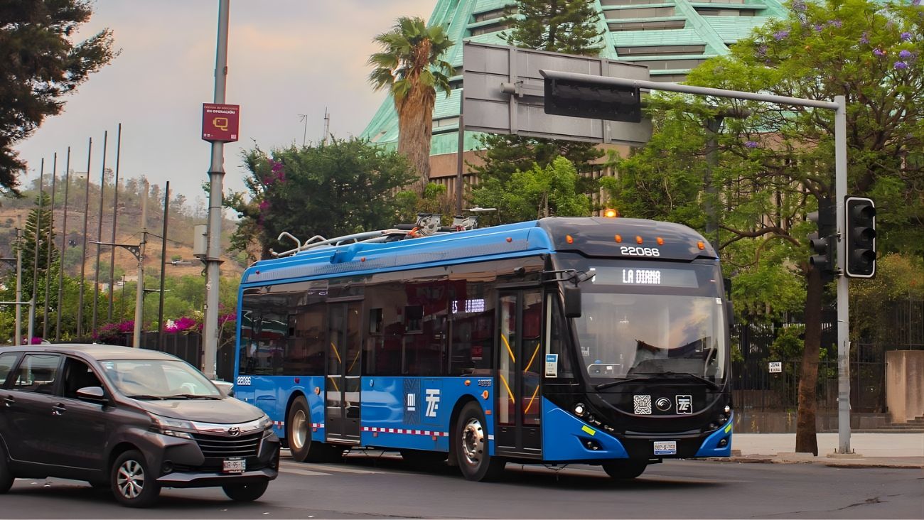 Trabajo en CDMX con prestaciones de ley en 2026; solicitan operadores de Trolebús y estos son los requisitos
