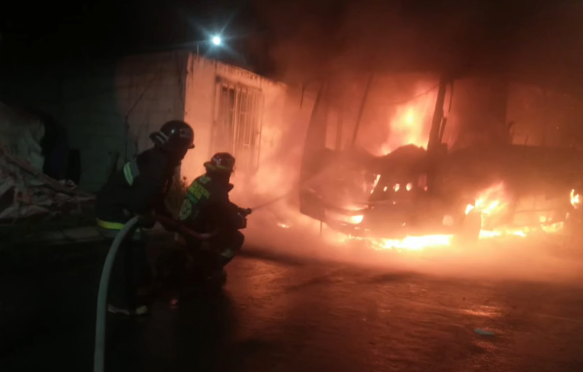 Camión arde en llamas y termina calcinado en Tlachichuca, Puebla