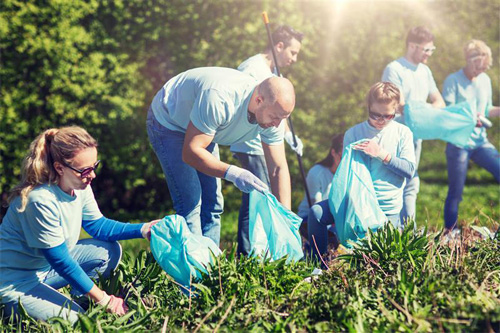 Voluntarios limpiando un espacio