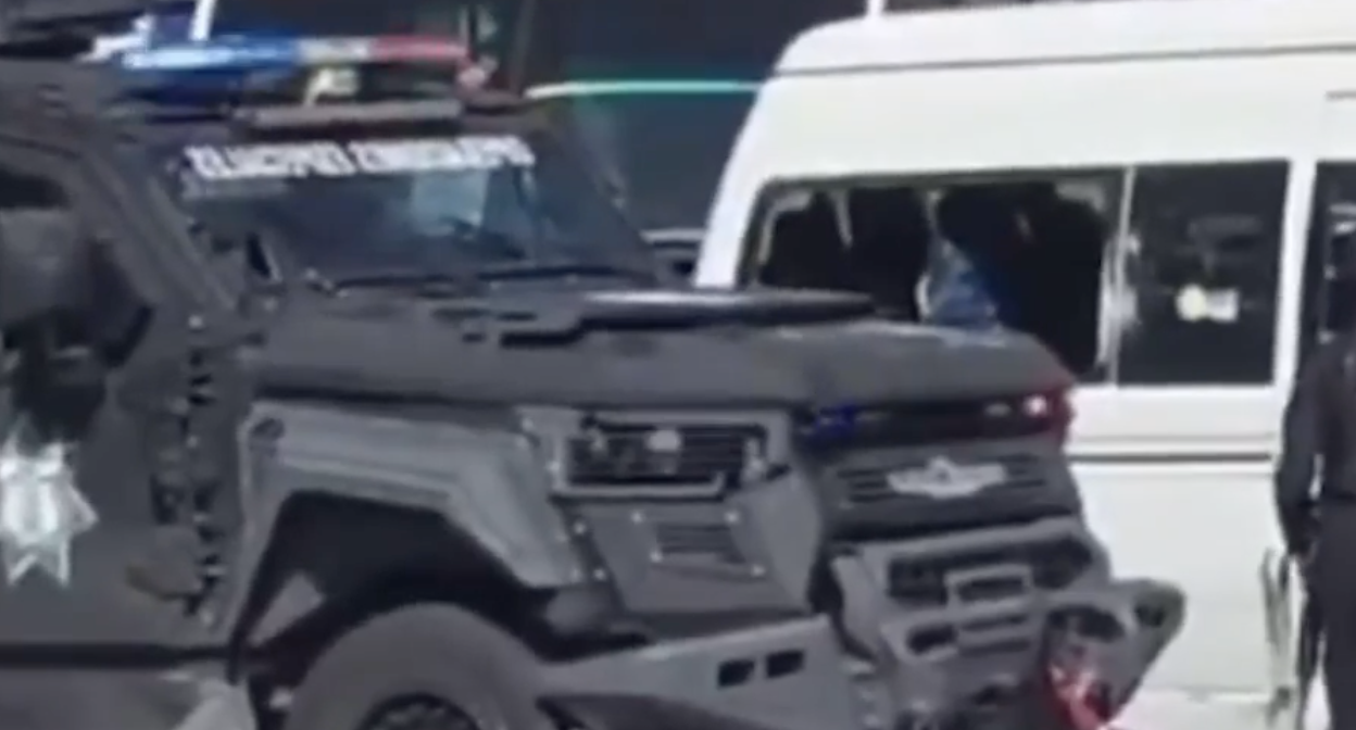 Camioneta blindada de la Policía Estatal choca contra unidad de transporte público en Puebla