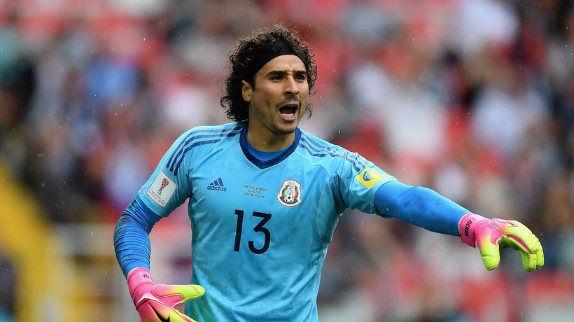 memo-ochoa-cambia-el-bal-n-de-f-tbol-por-el-juego-de-pelota-y-sorprende