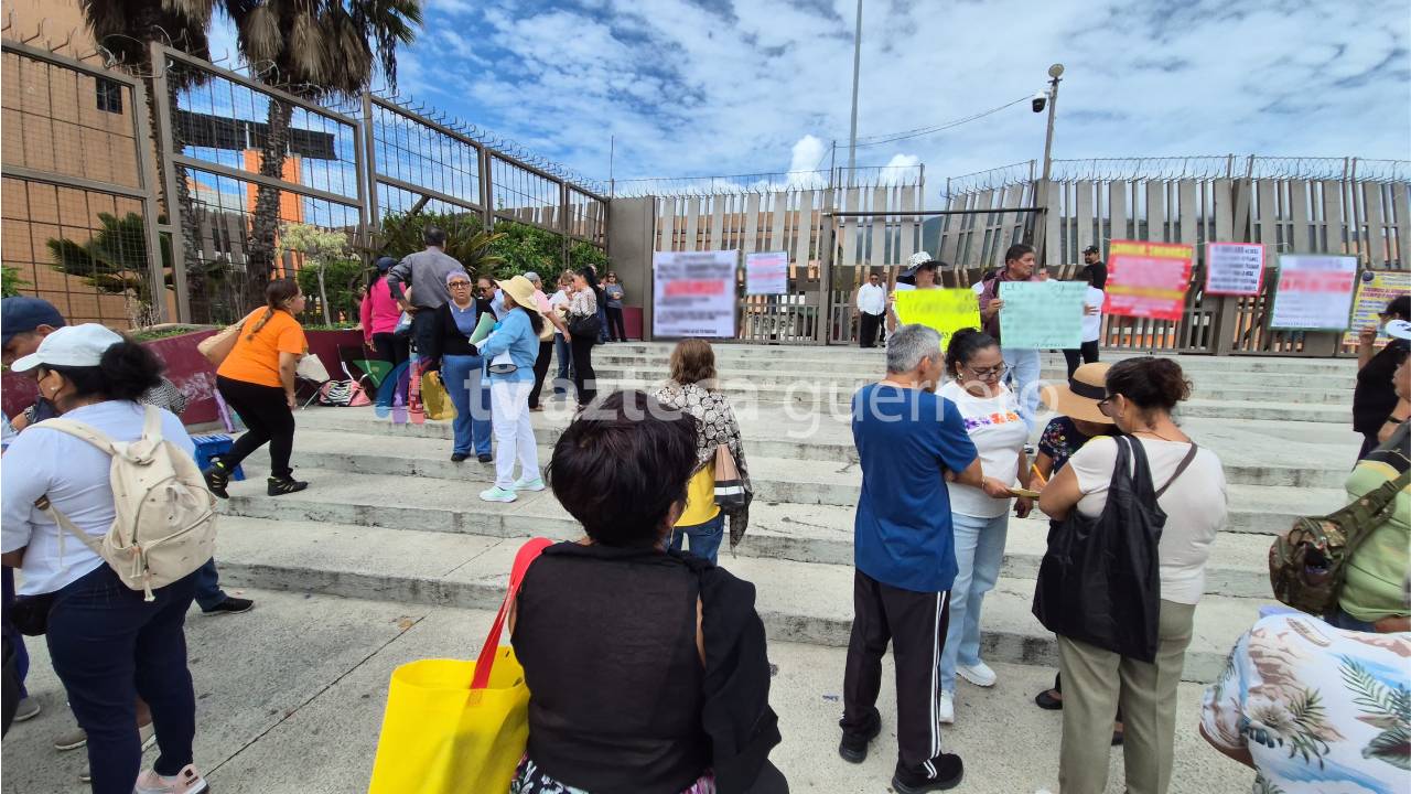 Jubilados y pensionados protestan en el Palacio de Gobierno de Chilpancingo