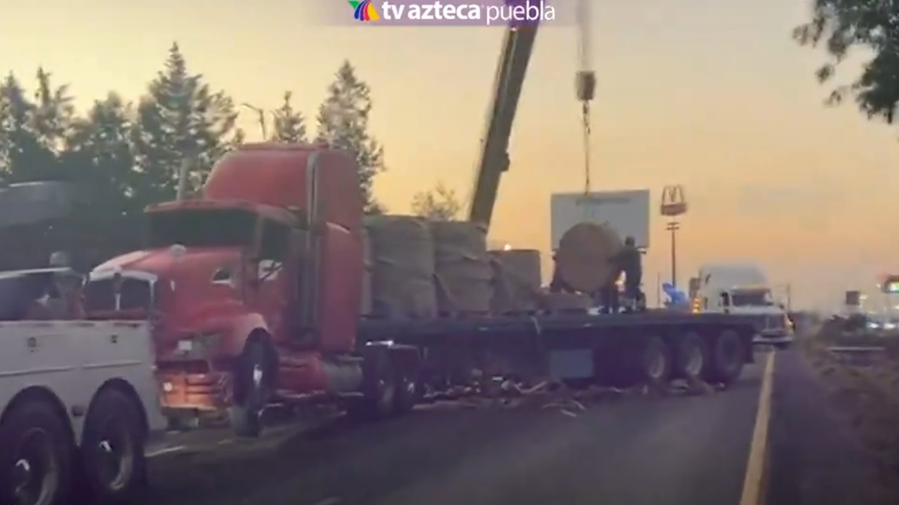 Tráiler atravesado provoca caos vial en la autopista Puebla-México