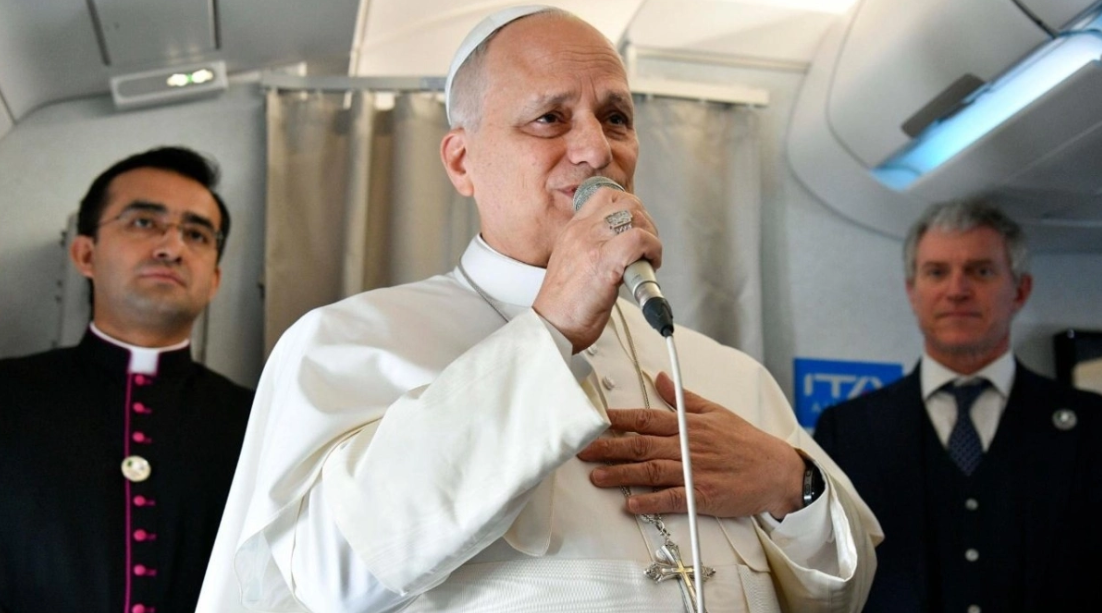 Trump llama “débil” al Papa León XIV y él responde