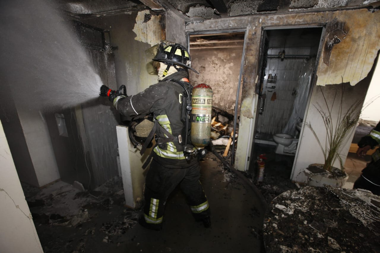 Se registra un fuerte incendio en un departamento de la colonia Doctores