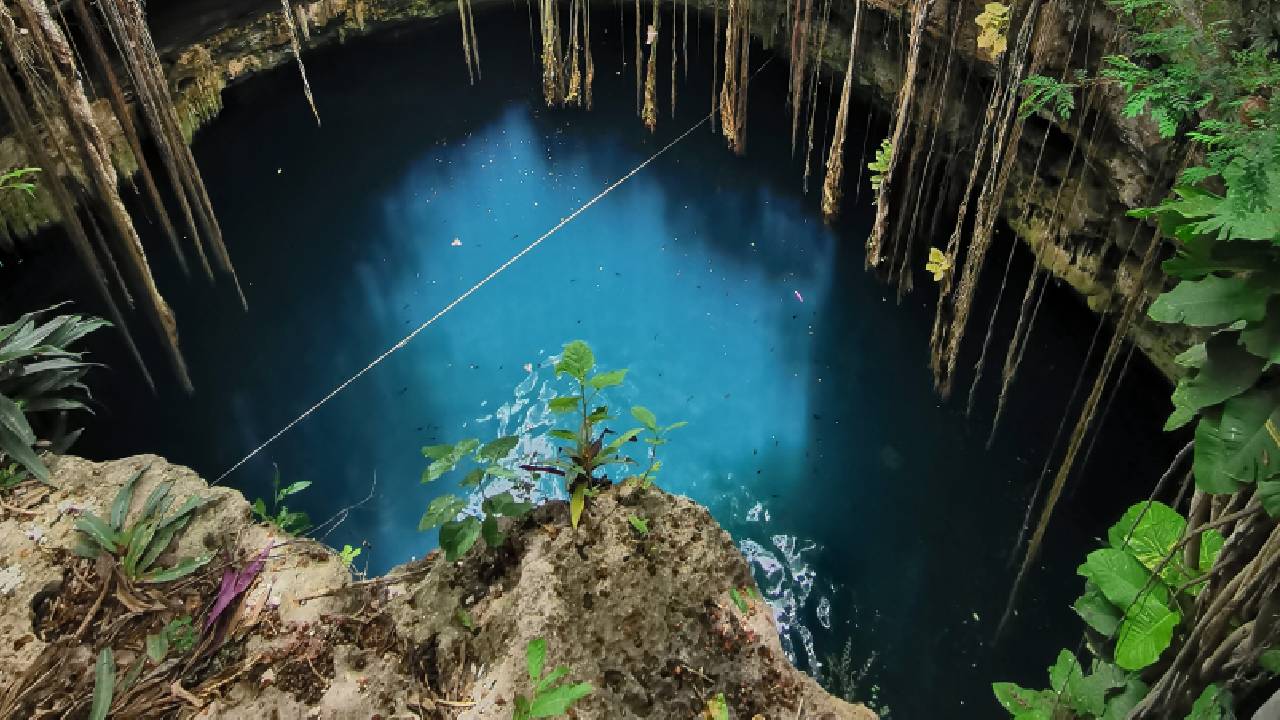 ¿De verdad los cenotes son hoyos hechos por extraterrestres?