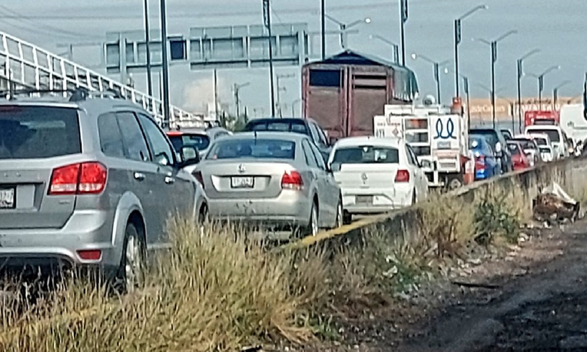 Automóvil vuelca en el Periférico Ecológico; intentó esquivar un perro