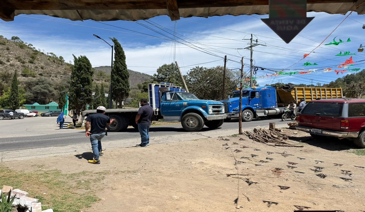 Pobladores de San Bernardino Lagunas bloquean carretera estatal; exigen obra pública