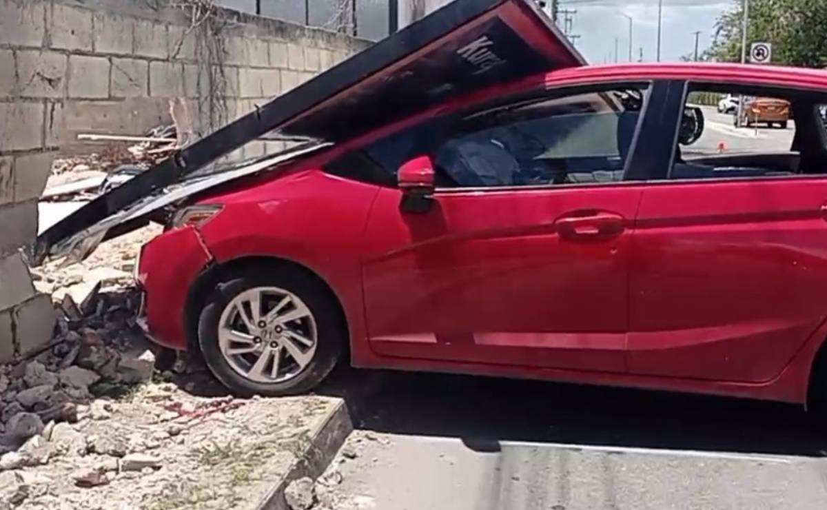 Conductor se vuela el alto; choca contra otro en Montebello
