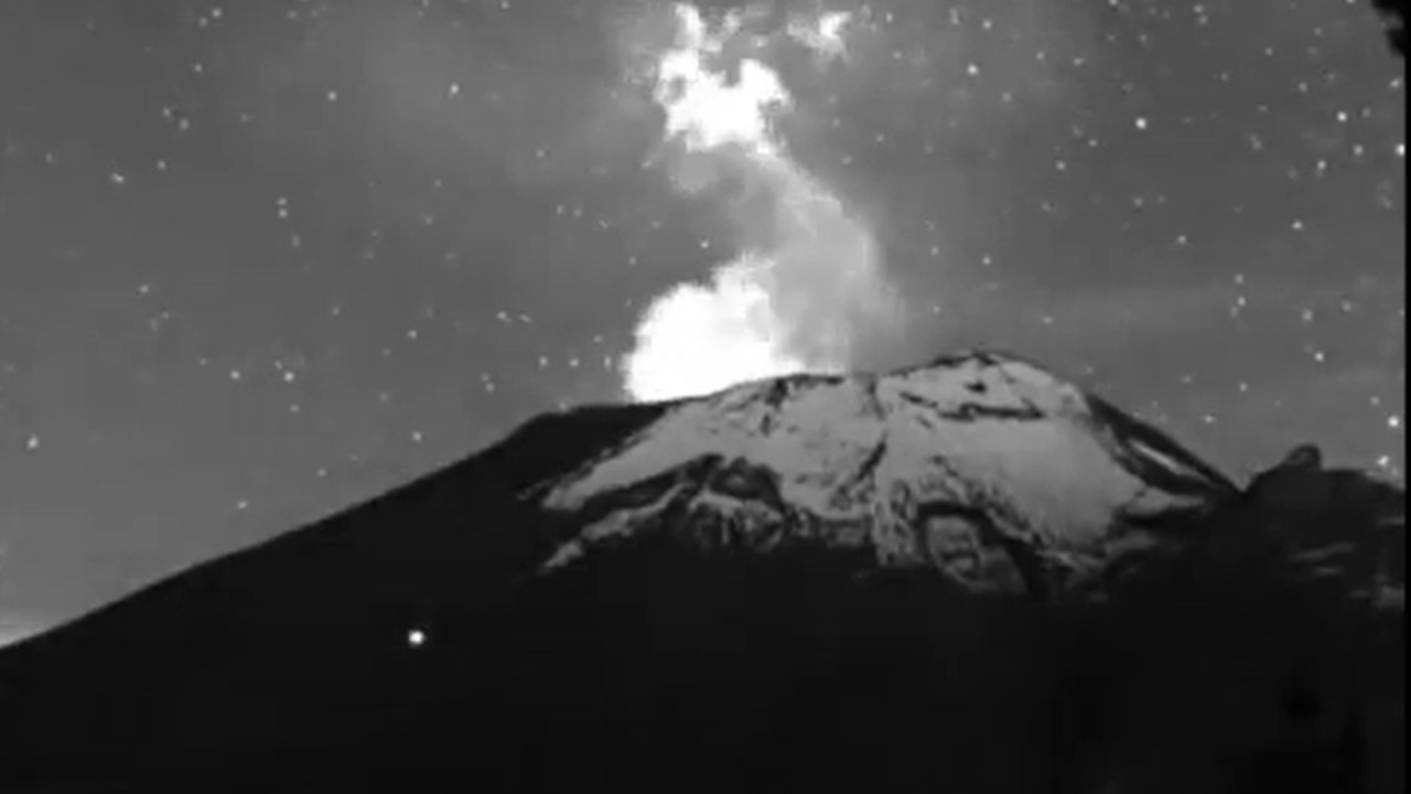 VIDEO: Captan a supuestos excursionistas escalando las faldas del Popocatépetl pese a alerta volcánica
