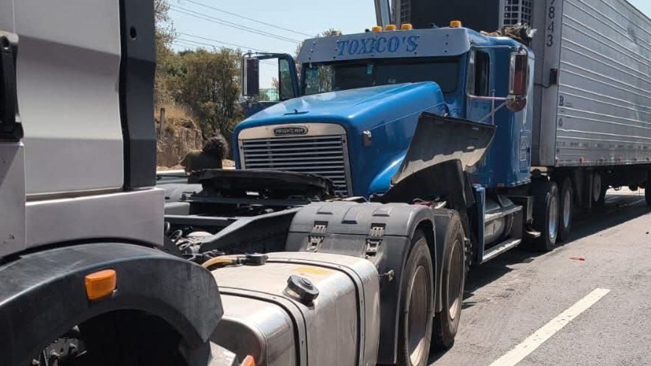VIDEO FUERTE: Conductor de tráiler capta MOMENTO EXACTO de choque en la Puebla-Orizaba HOY