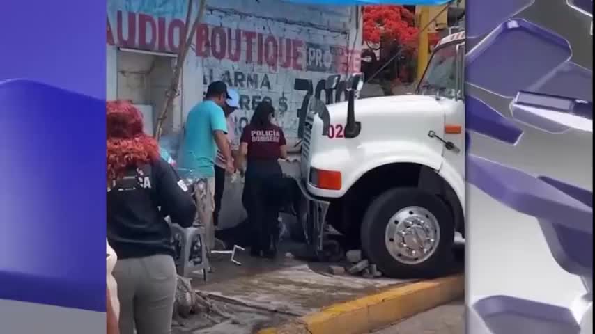 Grúa embiste puesto de comida en Tehuacán y deja dos mujeres lesionadas