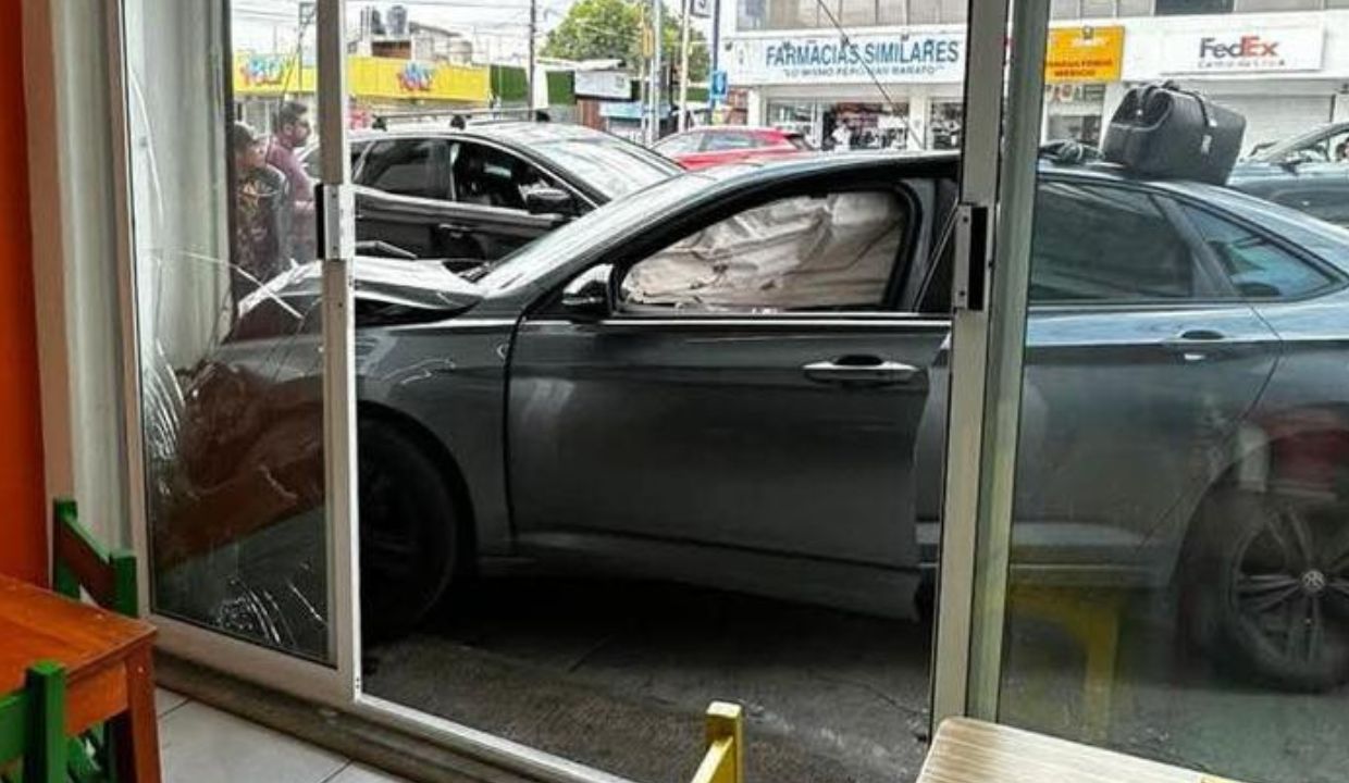 VIDEO Y FOTOS: Automóvil se impacta contra restaurante de mariscos en Puebla HOY