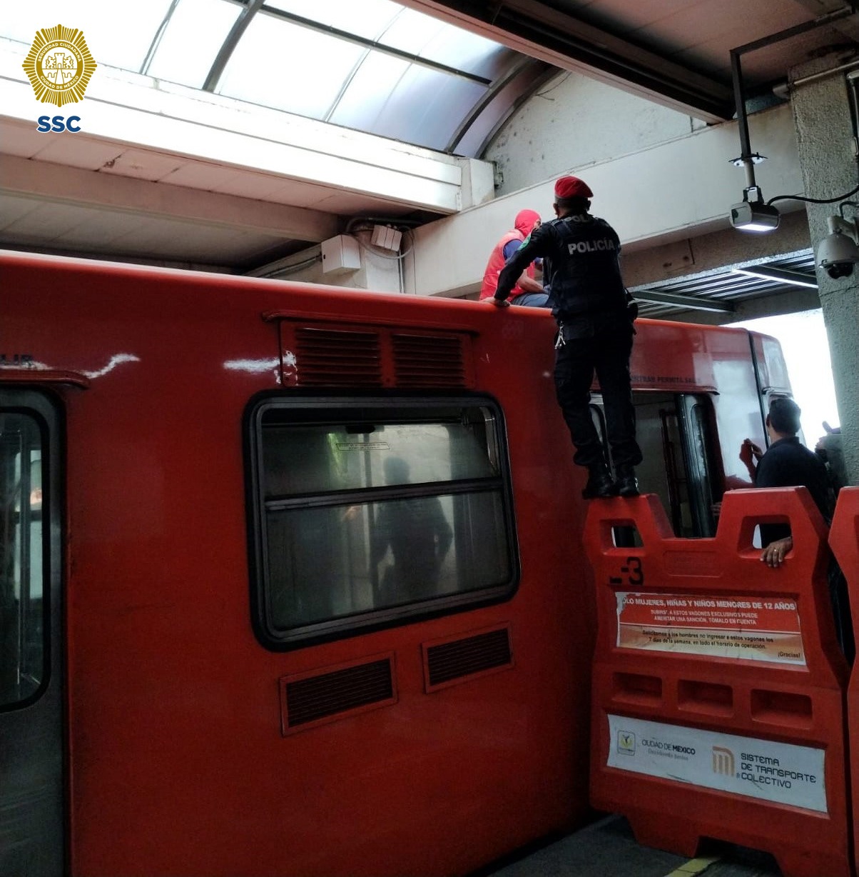 Detienen a sujeto que subió a techo del Metro en Indios Verdes