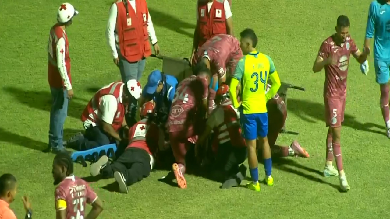 VIDEO SENSIBLE: Romario da Silva sufre terrible fractura con Motagua; revelan por qué no pueden operarlo