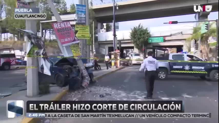 Tráiler proyecta un automóvil contra un poste y camellón en el puente de la México-Puebla, conductor logra salir vivo (VIDEO)