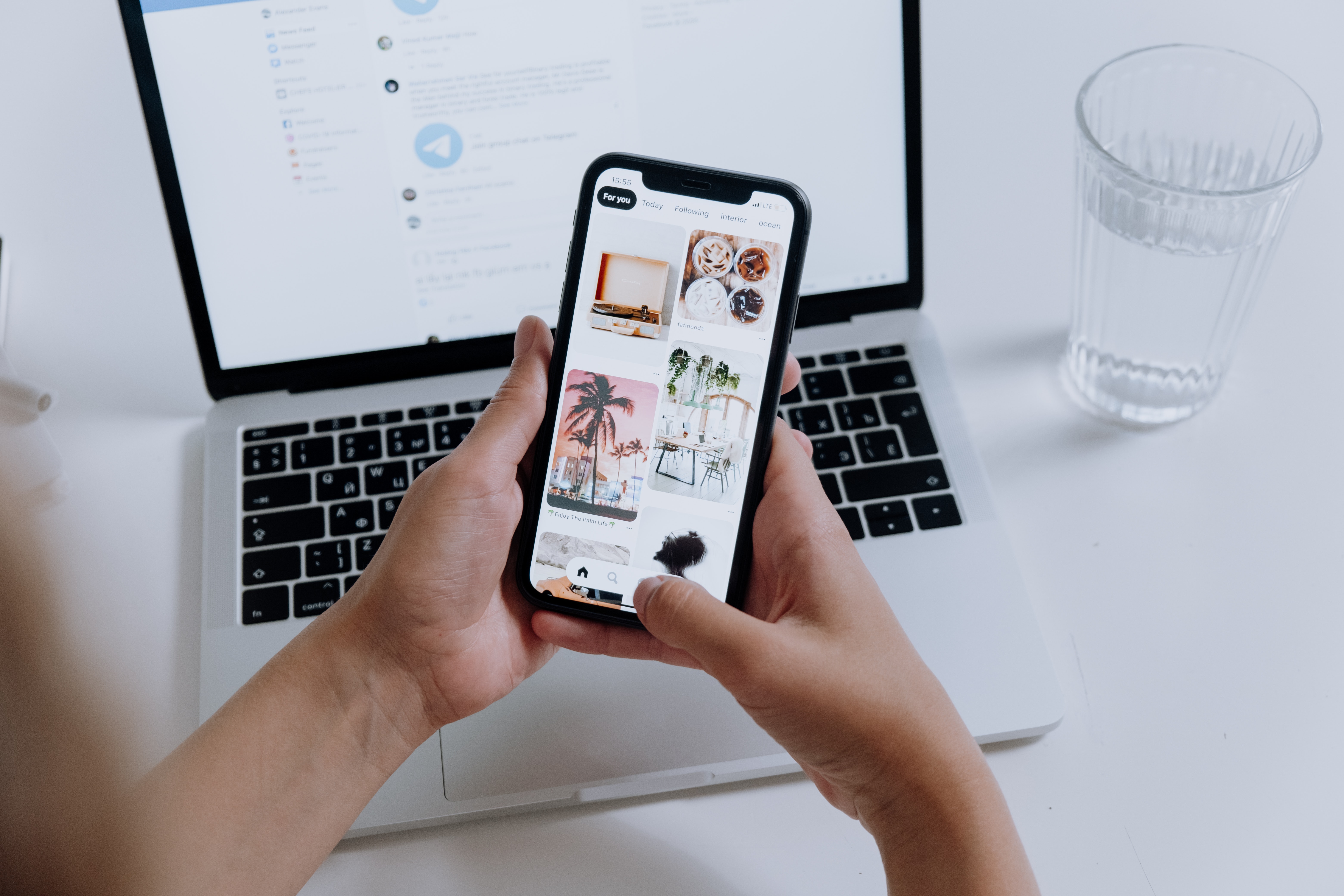 Человек с планшетом. Как сделать платное фото. Платный телефон. Банковская карта беларуси фото. Как сделать платное фото.