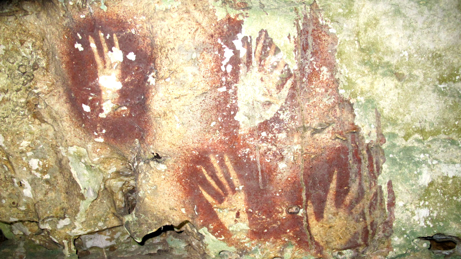 La extraña figura de una mano en una cueva de Indonesia podría ser el arte rupestre más antiguo del mundo La extraña figura de una mano en una cueva de Indonesia podría ser el arte rupestre más antiguo del mundo