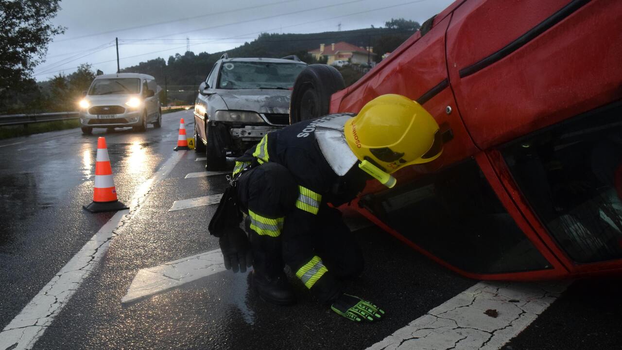 VIDEO: Captan increible volcadura de auto de lujo en la carretera Puebla-Tehuacán HOY