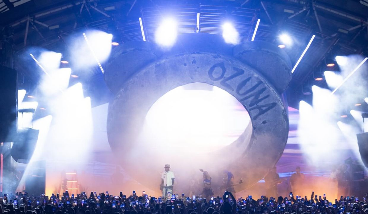 VIDEO: ¡Piratería en la Feria de Puebla 2026! Influencers clonan pulseras para colarse en el concierto de Ozuna