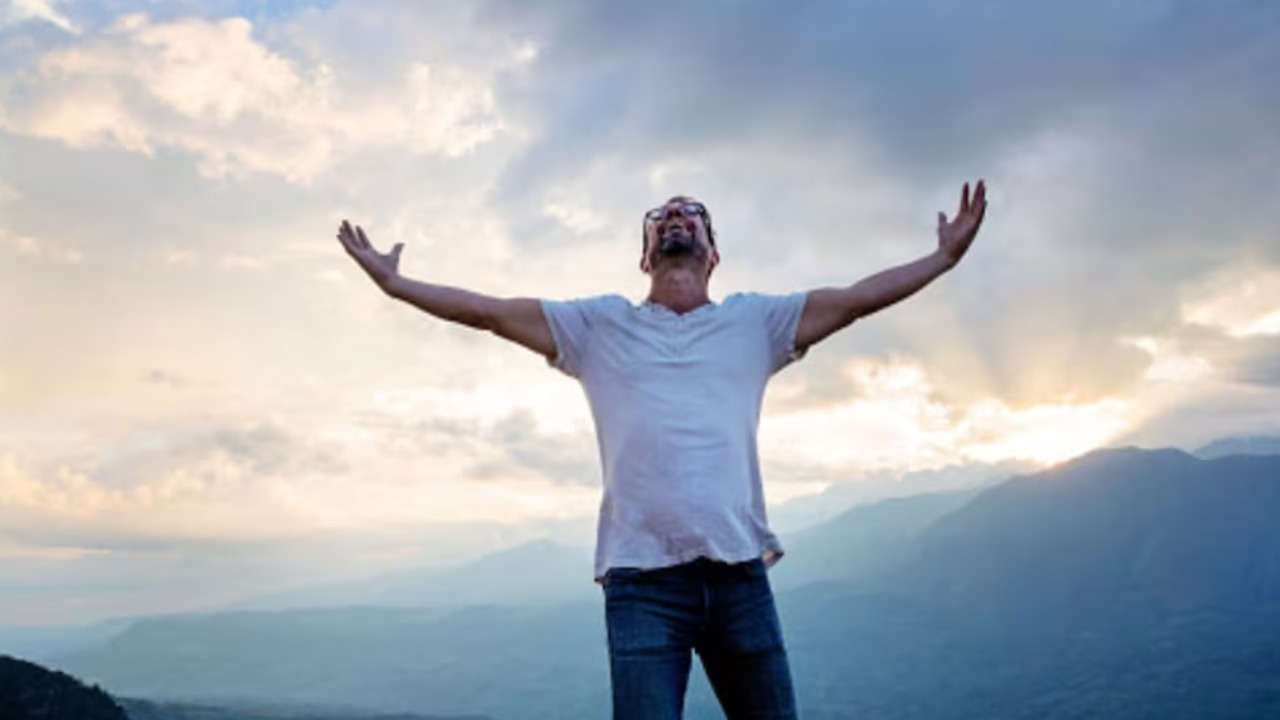 La ciencia lo confirma: esta es la edad en la que las personas son más felices y no es a los 30