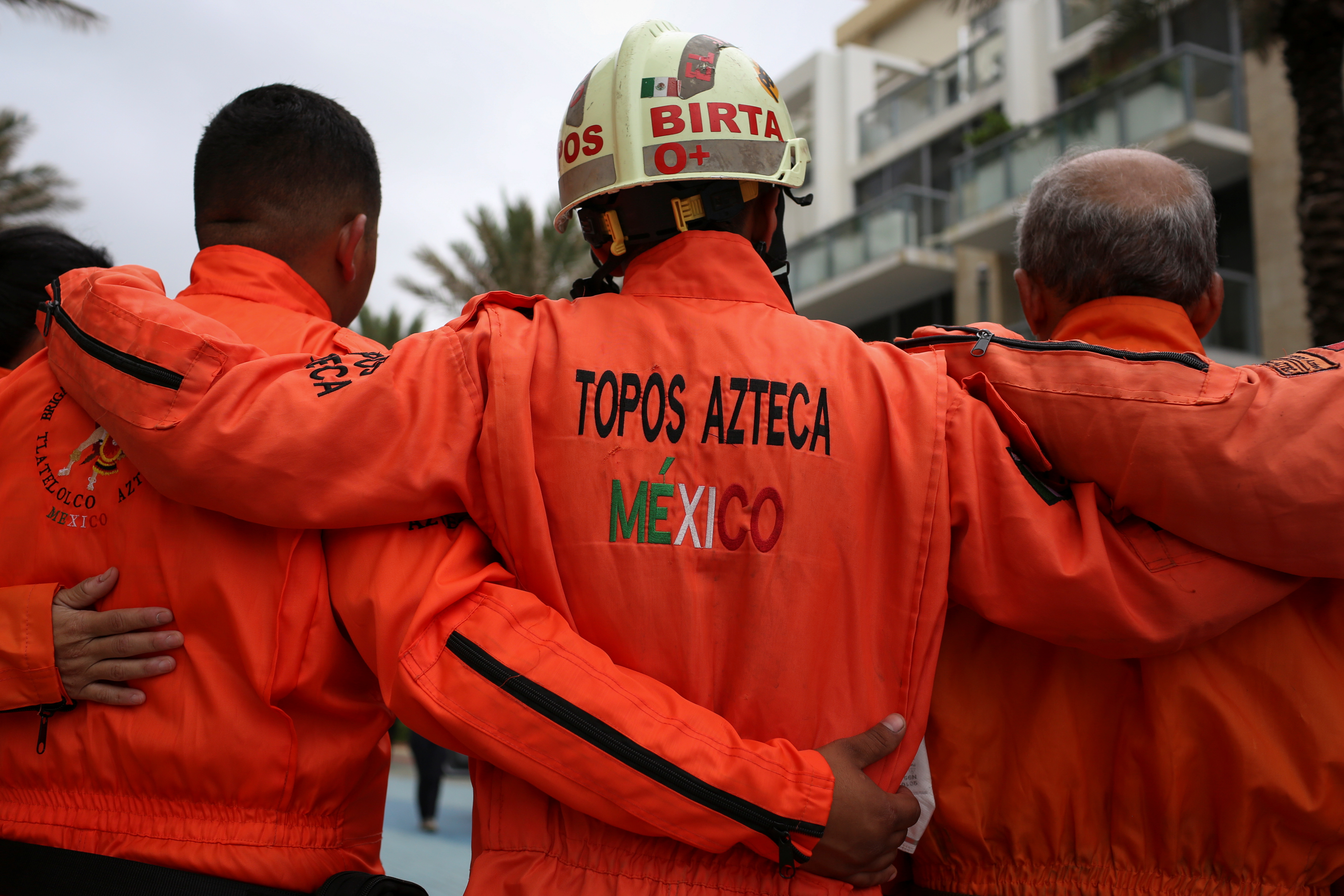 Rescatistas mexicanos en el edificio colapsado de Miami Beach - Vimarsana News