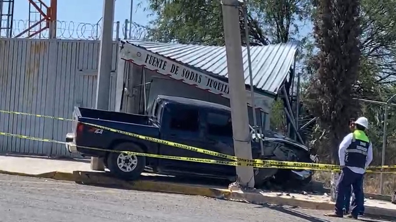 Aparatoso accidente en Tehuacán: Conductor choca su camioneta contra poste de alta tensión este jueves