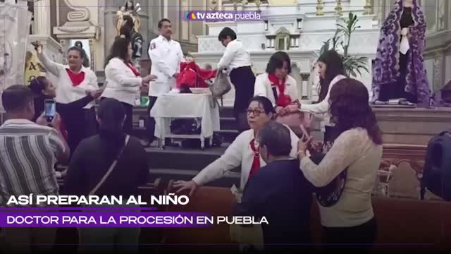 El Santo Niño Doctor es preparado en el Templo de la Compañía para la Procesión de Viernes Santo en Puebla.