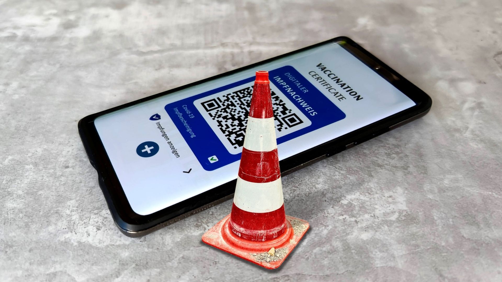 Alertan de nuevo tipo de fraude al escanear QR en la calle