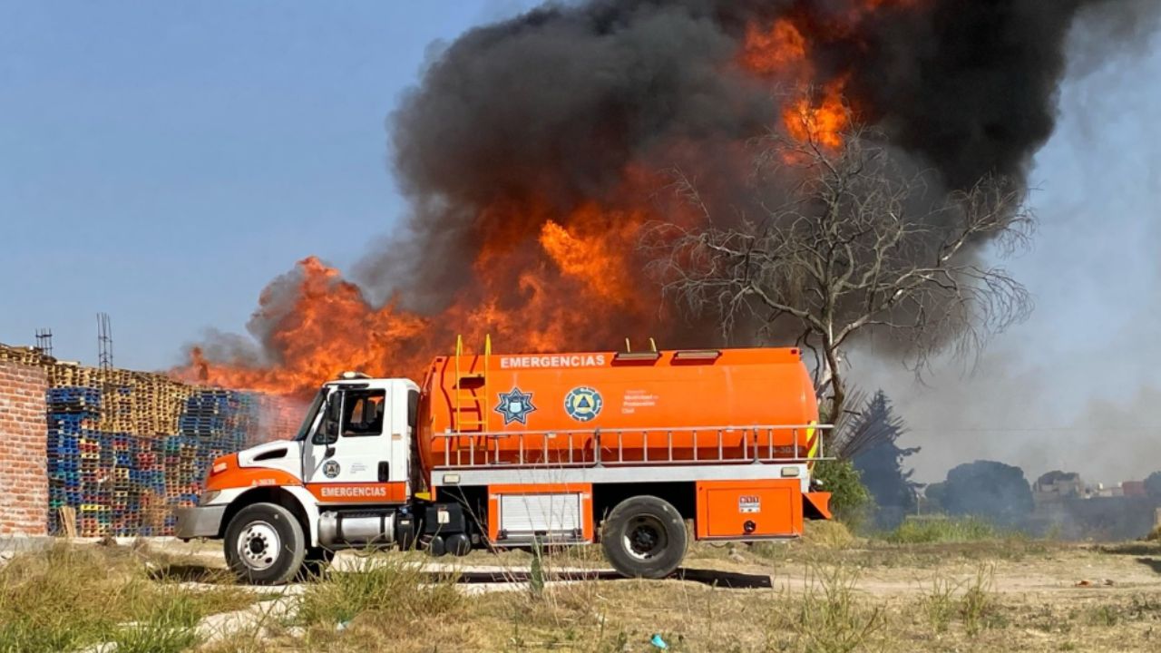 Camioneta se incendia en Periférico Ecológico de San Andrés Cholula; no hay lesionados