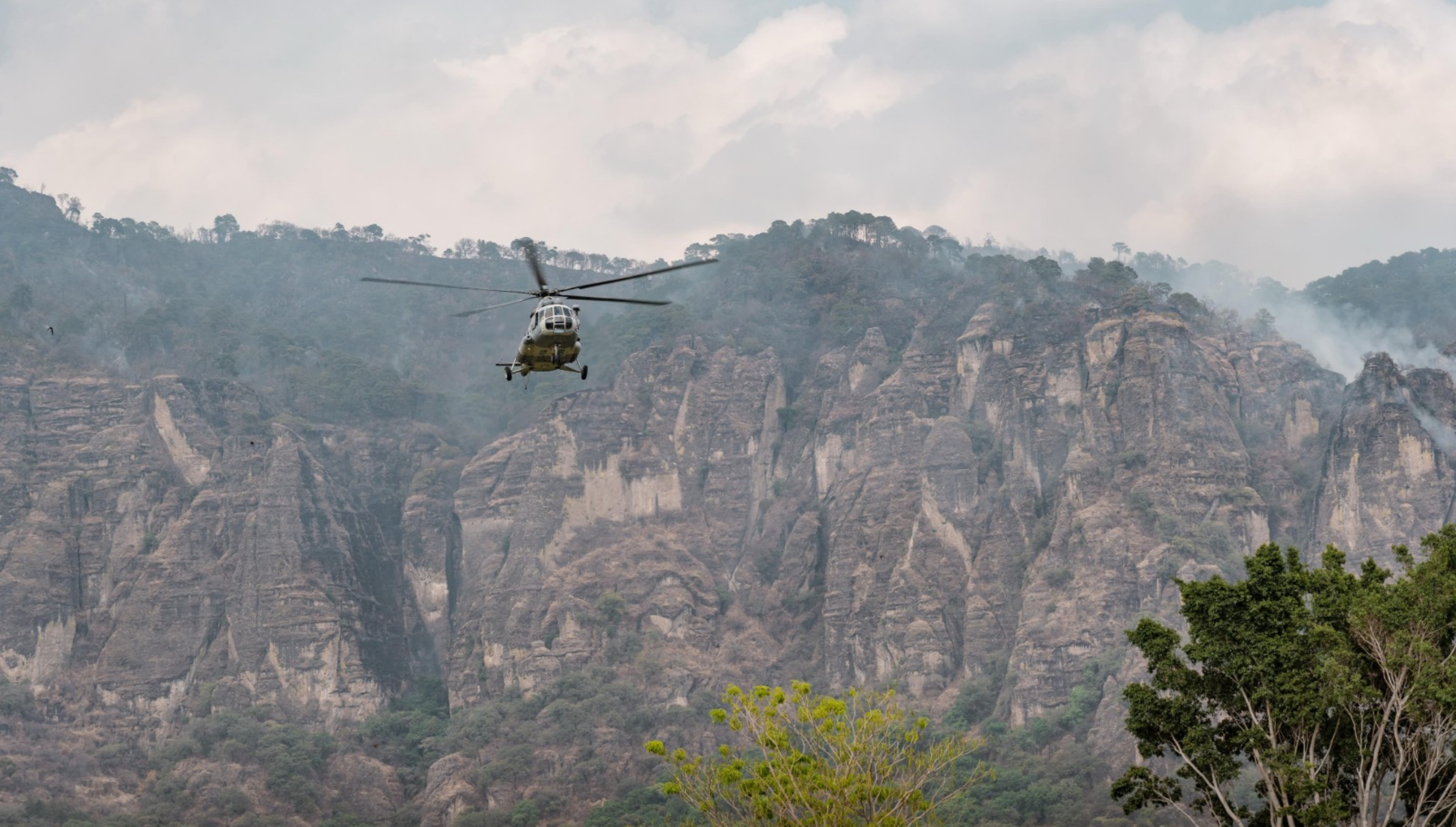 Suman 180 hectáreas afectadas por incendio en el cerro del Tepozteco