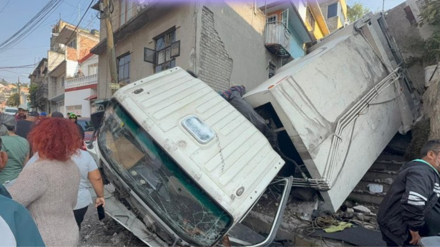 Camión de basura se queda sin frenos y choca contra casas en Naucalpan ...
