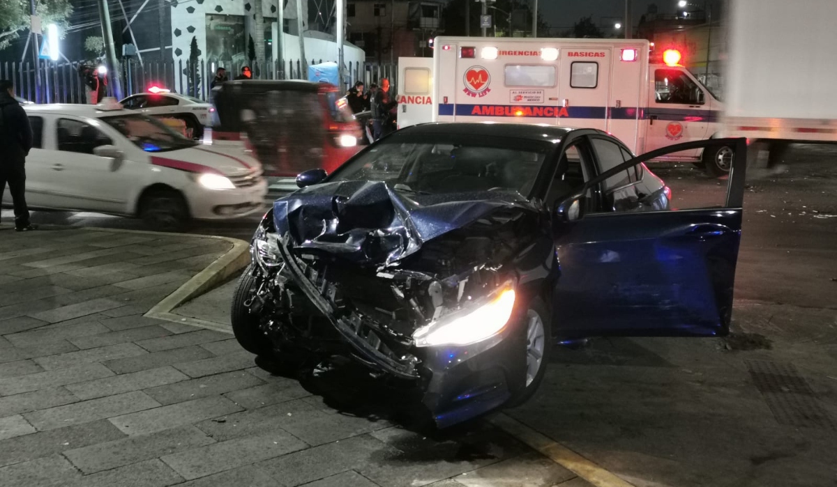 Conductor chocó contra una patrulla luego de pasarse el alto en Iztapalapa