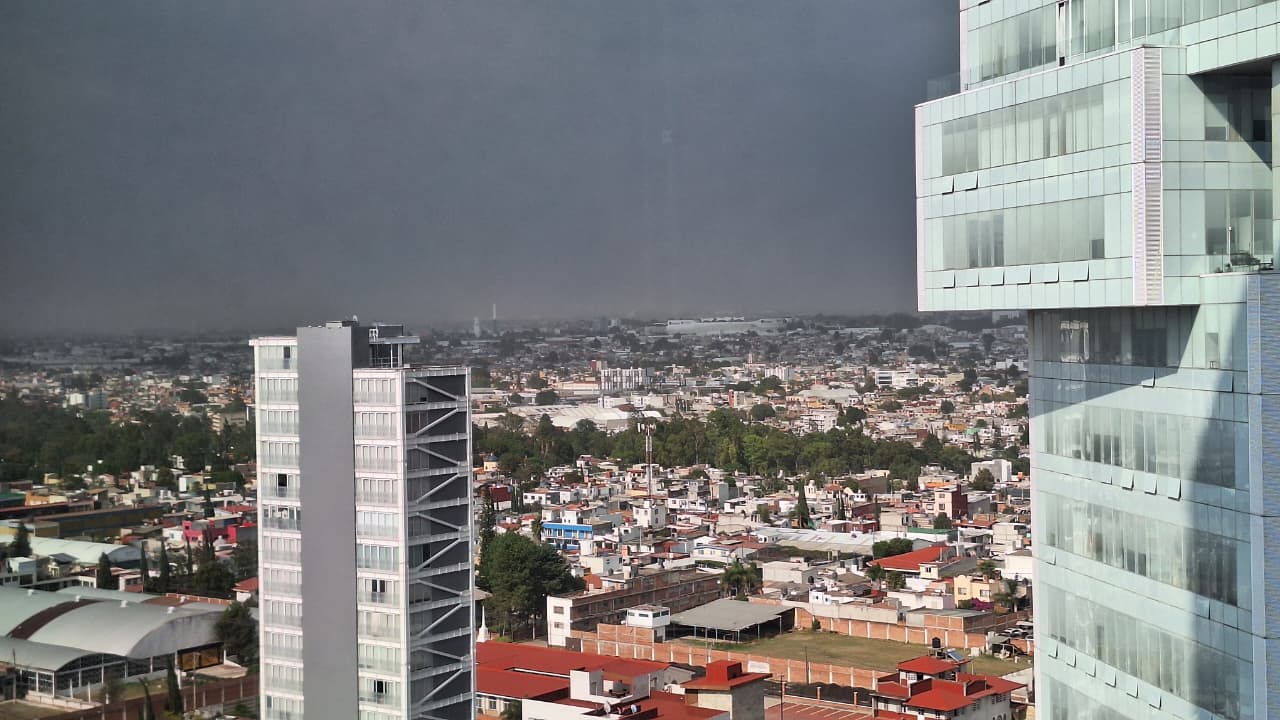 ¡Atención Puebla! Ráfagas de viento 50 km/h y bruma afectan la ciudad hoy