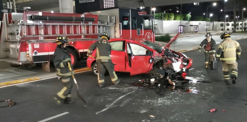 Ebrio choca y vuelca su auto en calles de la CTM Culhuacán - Vimarsana News