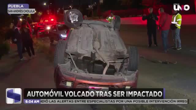 Automóvil termina volcado tras ser impactado en la recta a Cholula