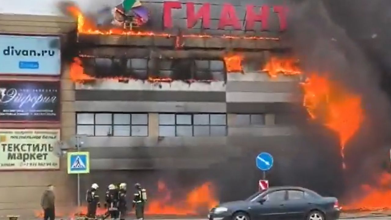 VIDEO: Captan incendio masivo de supermercado en Rusia; reportan heridos y autos calcinados