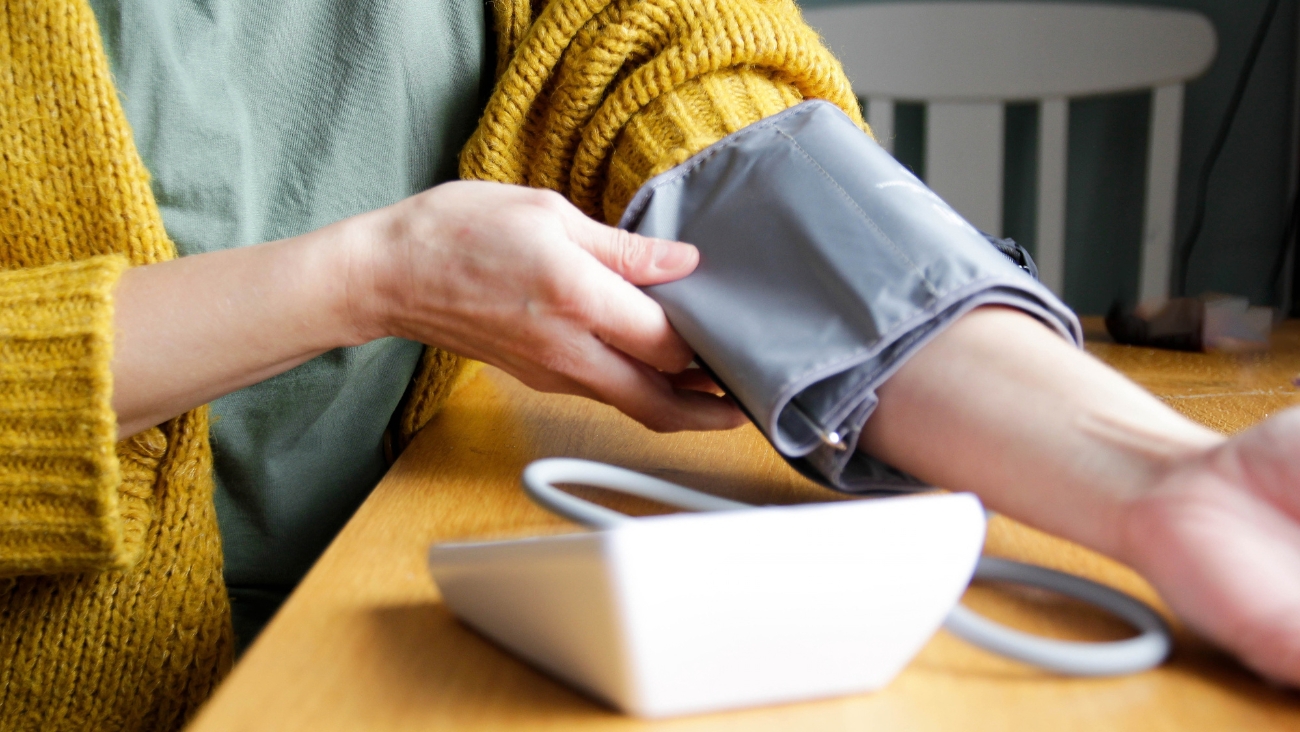 Hábitos cotidianos que pueden disparar tu presión arterial